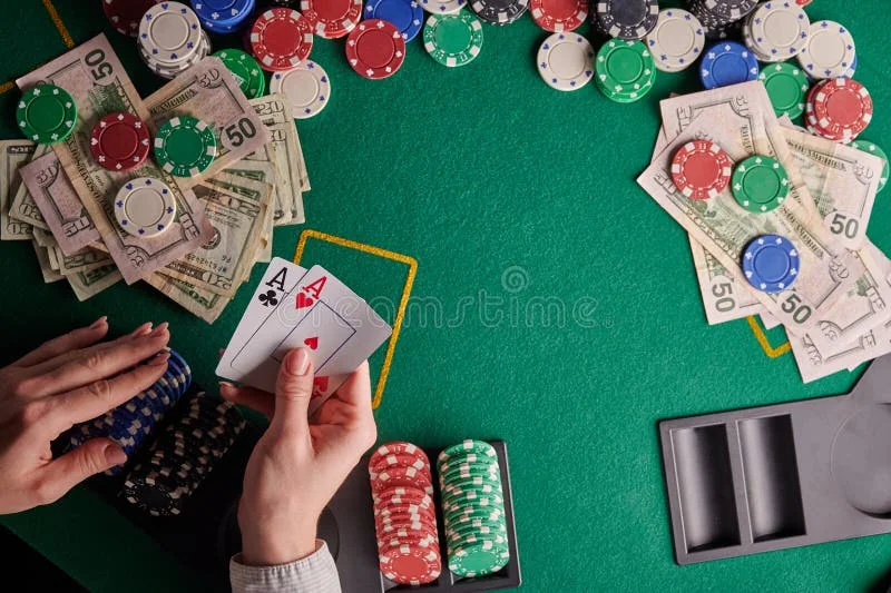 Layar permainan bingo digital dengan kartu dan nomor undian